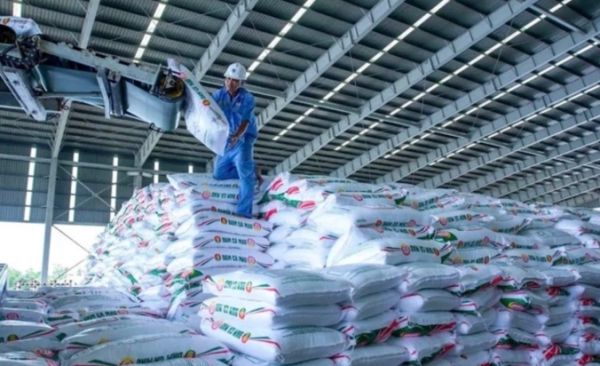 Gi&aacute; ph&acirc;n b&oacute;n, thức ăn chăn nu&ocirc;i tăng cao